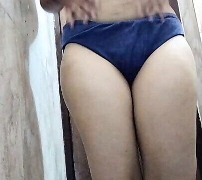 Bhen k choot m brush daal liya mene pakda daalte hue